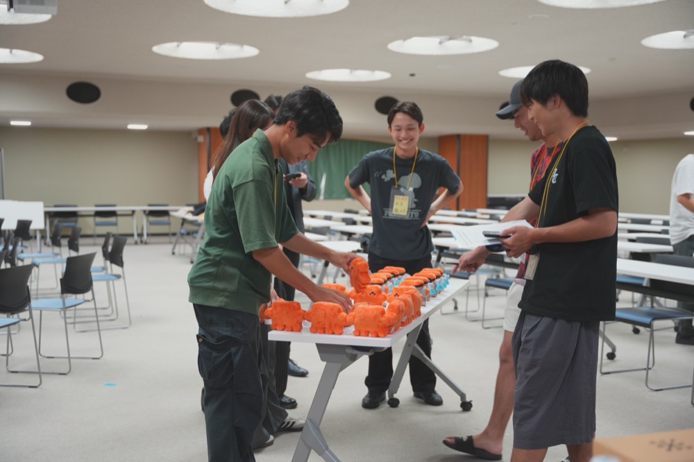 開場準備。懐霄館の丸天窓の下でClawdを配置