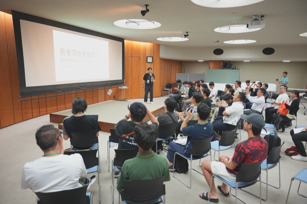 開会式のタイトルスライドと会場