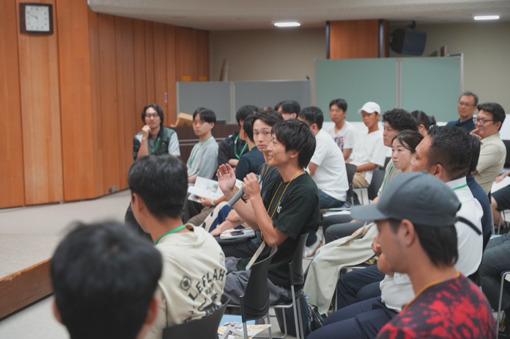 会場から発言する学生